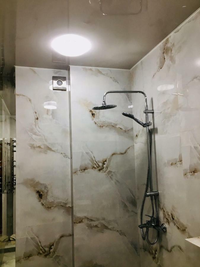4-Room Jacuzzi Apartment Lviv Exteriör bild